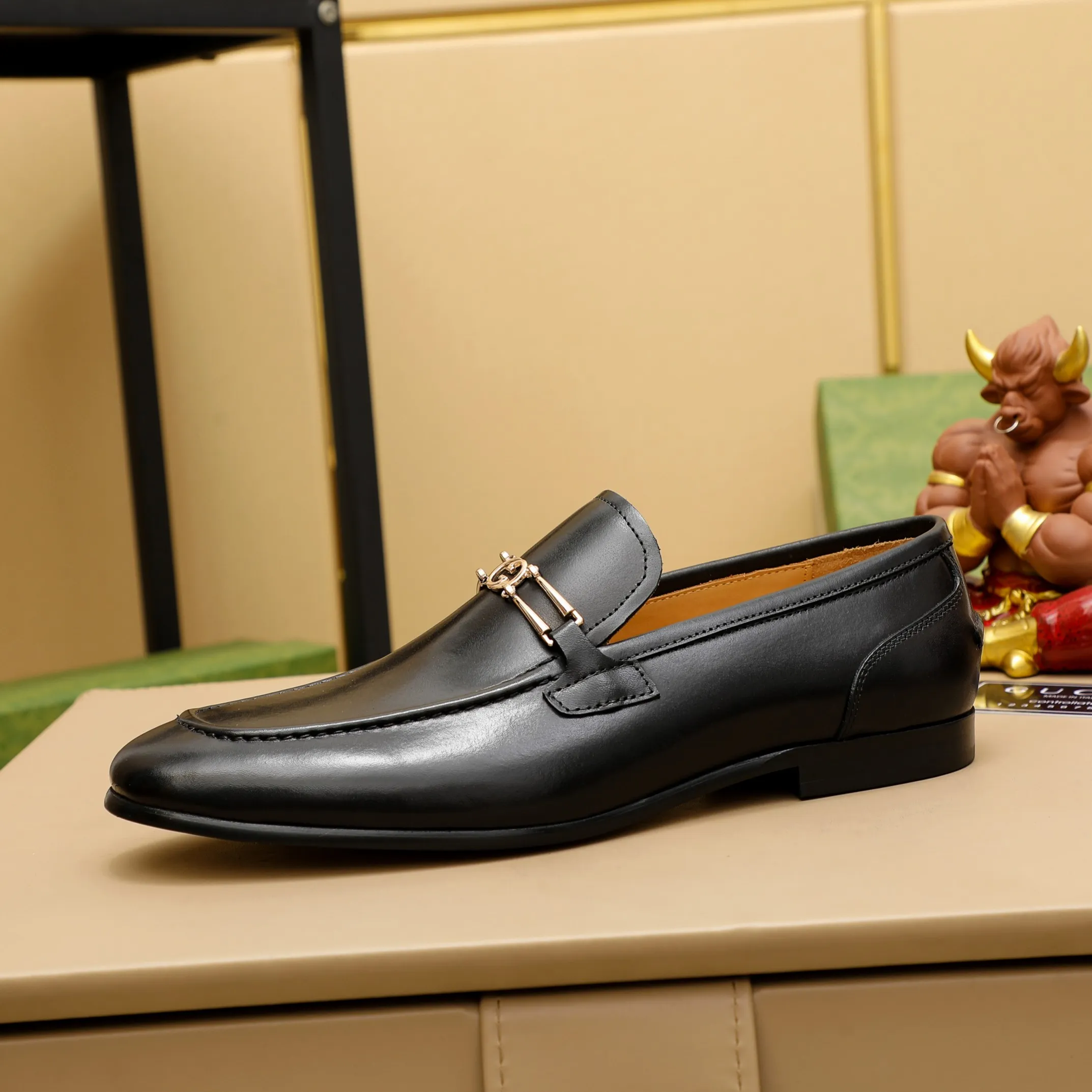 p480 GUCCI 2021 men’s latest casual leather shoes👞! Available at counters simultaneously! A one-to-one replica of the original. All imported top layer calfskin. The interior is made of top-grade cowhide, and the original factory-supplied rubber outsole is used. Leading new fashion concepts. Black, brown, matching sizes: 38-45